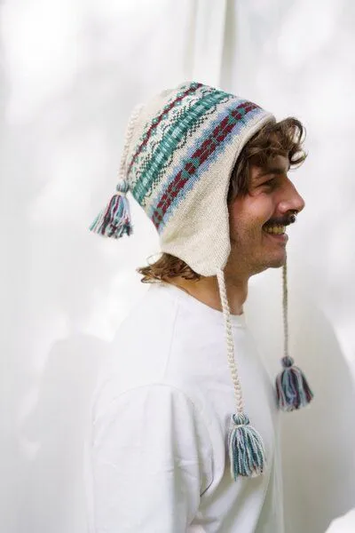 Haus of Namaste Haus of Namaste Handgefertigte Lammwollmütze mit Ohrenklappen Fair-Isle-Strick Haferflockenbasis mit blaugrünem und kastanienbraunem Design – Produktbild 2 von 3