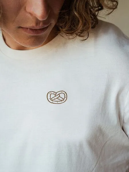 Kultgut Kultgut Artdesign - Shirt aus recycelter Biobaumwolle / Brezel, Natur, – Produktbild 1 von 3