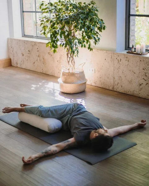 Lotuscrafts Lotuscrafts BIO Yoga Bolster RESTORATIVE S mit weicher Kapokwolle gefüllt, Anthrazit, – Produktbild 4 von 5