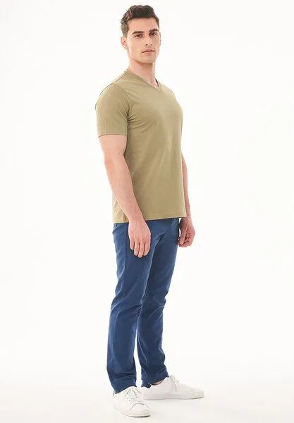 ORGANICATION ORGANICATION Basic T-Shirt aus Bio-Baumwolle mit V-Ausschnitt, Olive, – Produktbild 1 von 4