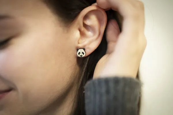 BeWooden BeWooden Ohrstecker mit Holzdetails | Panda – Produktbild 4 von 4