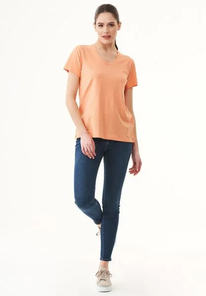 ORGANICATION ORGANICATION Damen Basic T-Shirt aus Bio-Baumwolle mit V-Ausschnitt, Shell coral, – Produktbild 2 von 4
