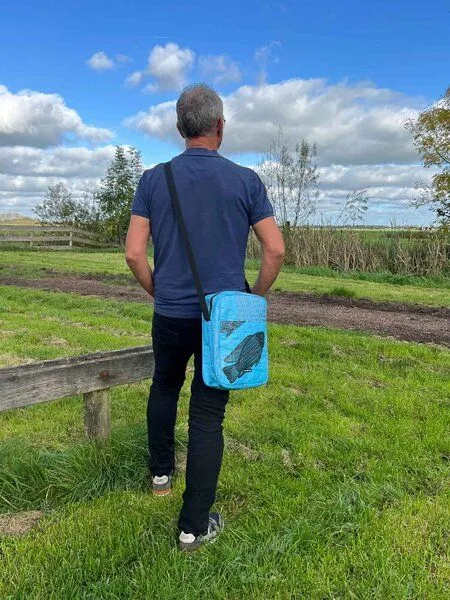 MoreThanHip MoreThanHip Unisex Umhängetasche aus recycelten Zement- oder Tierfuttersäcken - Kosal, Blau - fische, – Produktbild 2 von 4