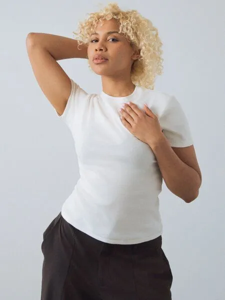 Honest Basics Honest Basics Damen Geripptes Slim Fit T-Shirt aus Bio- und recycelter Baumwolle, Tofu, – Produktbild 1 von 4