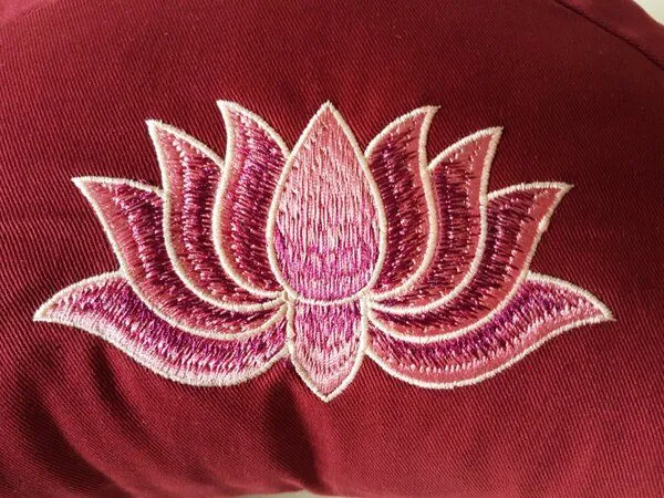 BAGHI BAGHI Meditationskissen Halbmond mit Lotus Bestickung im Farbverlauf Bio-Baumwolle kbA, Bordeaux, – Produktbild 3 von 4
