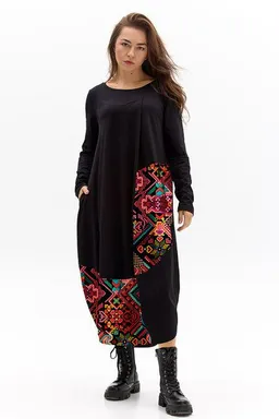 KOKOworld Kleid Tara – Maxikleid im „Ballon“-Stil – Langen Ärmeln – Seitliche Bänder zur Längenregulierung – Asymmetrische Nähte – Farbenfroher einzigartiger Print von KOKOworld – Fair produziert in Polen – Produktbild 1 von 1