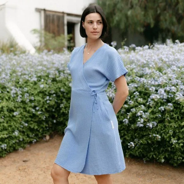 NORDLICHT NORDLICHT Musselin Wickelkleid Mella aus 100% Bio-Baumwolle, Kornblumenblau (blau), – Produktbild 1 von 4