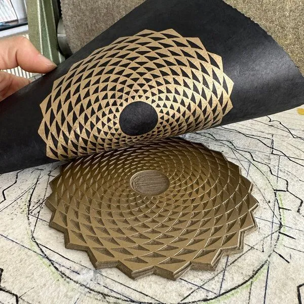 Veskor Cassiopeia Veskor Cassiopeia ETERNA FLORO Heilige Geometrie Linoldruck | 21 × 21 cm | Gold auf Schwarz – Produktbild 2 von 4