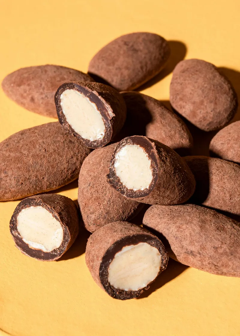 KoRo Skinny Dipped Mandeln in dunkler Schokolade mit Kakao 1 kg – Produktbild 2 von 5