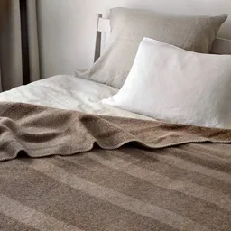 Yumeko Gestreifte Decke "Yumeko" aus 100% Mulesingfreier Merinowolle – Produktbild 1 von 1