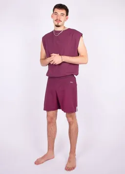 ÆVRIL ÆVRIL Unisex Kurze Shorts // Aubergine Red // Bio-Baumwolle – Produktbild 1 von 1