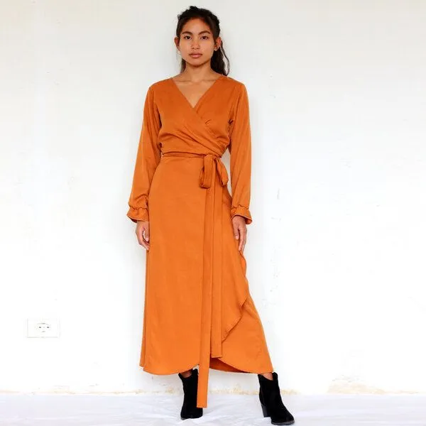 ManduTrap ManduTrap Langärmeliges Tencel Wickelkleid Falta in cognac oder schwarz, Braun, – Produktbild 3 von 4