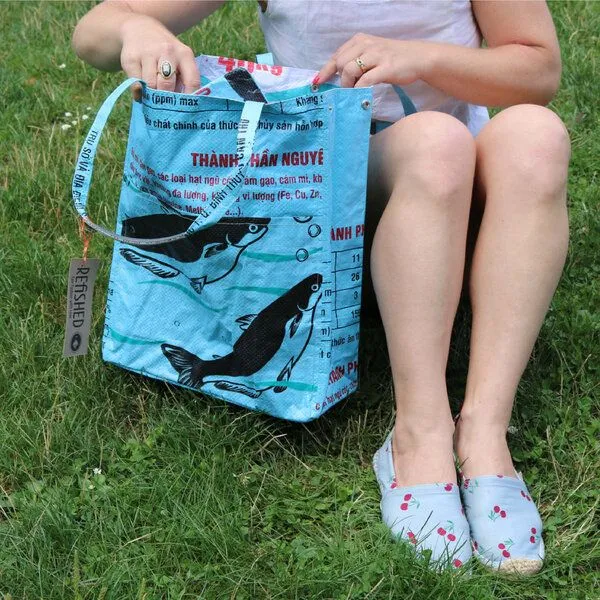 REFISHED fair fashion REFISHED fair fashion Tasche BUSINESS BAG upcycelte Fischfuttersäcke, #fish hellblau, – Produktbild 2 von 5