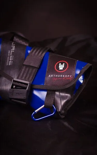 ARTHURKOPF ARTHURKOPF Upcycling Umhängetasche/Gürteltasche mit Fahrradschlauch, Blau (dunkel), – Produktbild 1 von 4