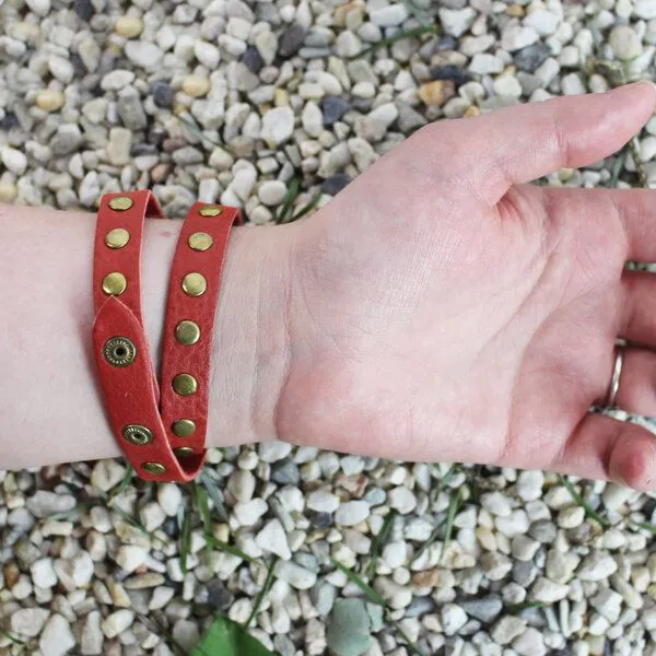 Mitienda Shop Mitienda Shop Wickelarmband aus Recycling-Leder, Cognac, – Produktbild 3 von 3