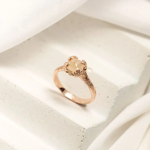 Eppi Eppi Goldring mit Salt and Pepper Diamant und handgravierten Blumen Flower – Produktbild 1 von 3