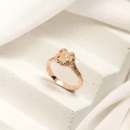 Eppi Eppi Goldring mit Salt and Pepper Diamant und handgravierten Blumen Flower – Produktbild 1 von 1