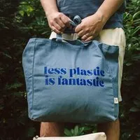 OMOM OMOM Stofftasche | Shopper aus Bio-Baumwolle LESS PLASTIC IS FANTASTIC, Blau, – Produktbild 1 von 1