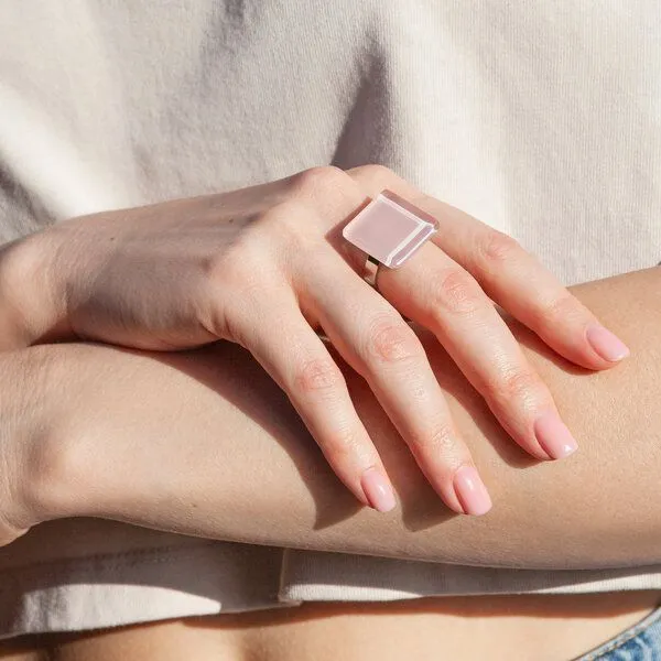 ALEXASCHA ALEXASCHA Geometrischer Statement Ring aus Glas PUREFORM, Sandrosa, – Produktbild 2 von 4
