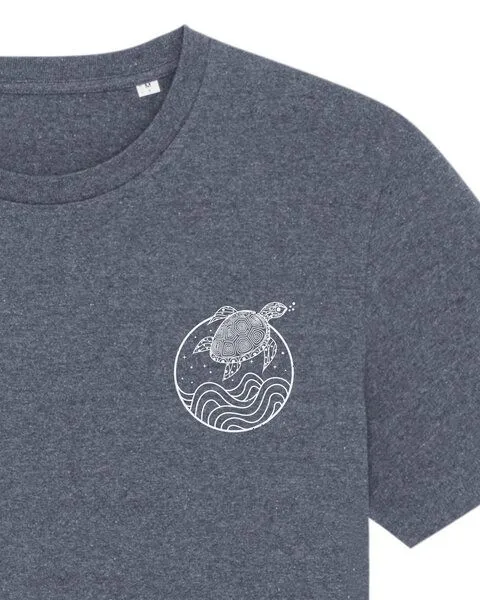 vis wear vis wear Schildkröte zwischen Ozean und Wellen - Unisex T-Shirt - Recycled Bio Baumwolle, Blau meliert, – Produktbild 2 von 4