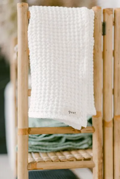 gust. gust. Waffelhandtuch - Badetuch aus Leinen und Bio-Baumwolle – Bath towel - 70x140 cm, White (weiß), – Produktbild 1 von 4