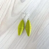 Sundara Sundara Ohrringe "Spindel" aus handgeschöpftem Recycling Baumwollpapier, Grün, – Produktbild 1 von 1