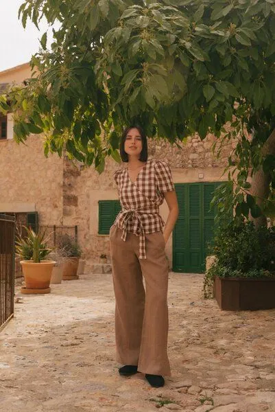 AmourLinen AmourLinen Leah weite Leinenhose mit Schlitzen, Rosig braun, – Produktbild 2 von 4