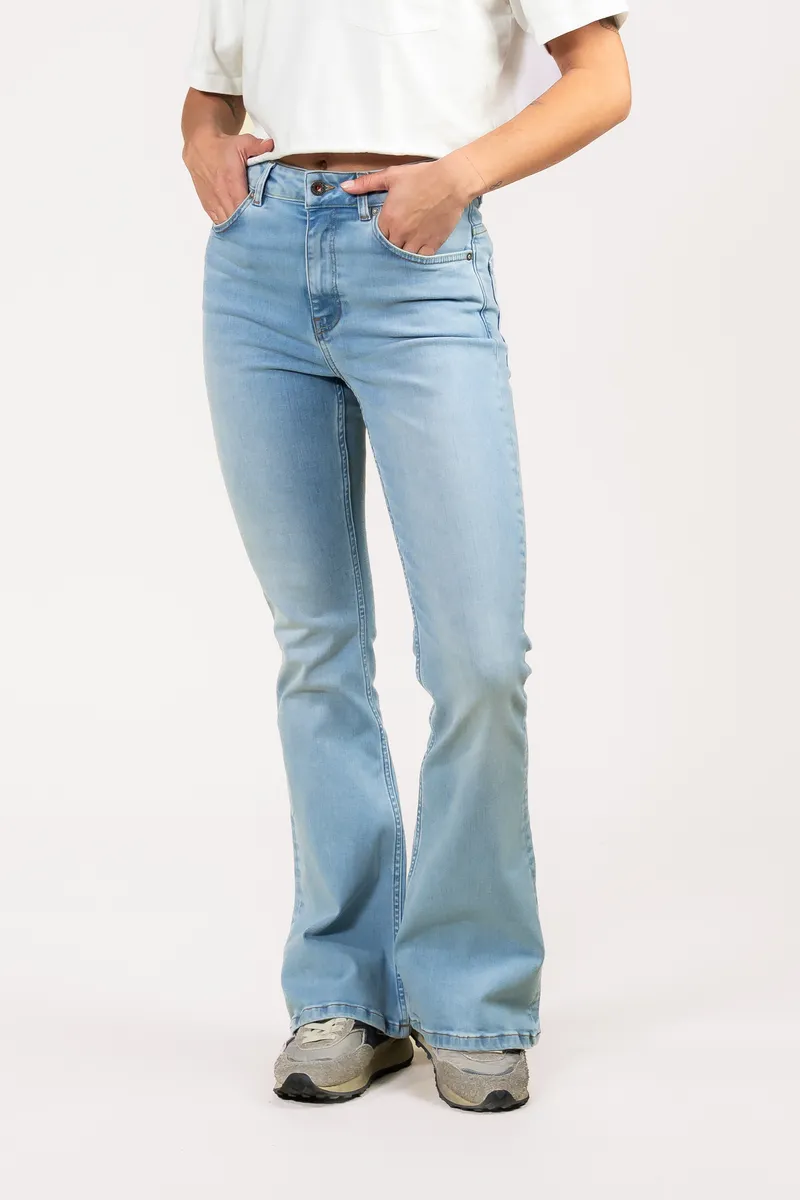 Kuyichi Kuyichi Damen vegan Flared Jeans Lisette Dune Tide, Hellblau, – Produktbild 2 von 2
