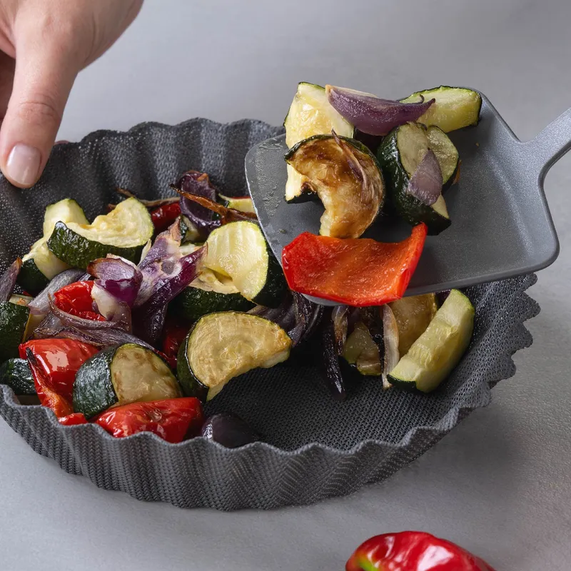 Chefkoch trifft Fackelmann Chefkoch trifft Fackelmann Silikonform für Heißluftfritteuse, antihaft, Ø20cm – Produktbild 2 von 3