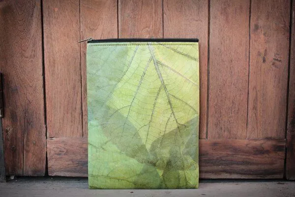 BY COPALA BY COPALA Gefütterte nachhaltige Laptop Hülle 13–14 Zoll aus Blattleder – Handgenähte vegane Laptoptasche mit Zipper, wasserabweisendes Laptop Case, für MacBook Air & Pro in grün – Produktbild 2 von 4