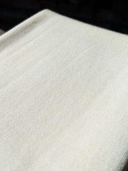 Wooliie Wooliie Handgefertigte Babydecke aus 100 % Merinowolle – pflanzlich gefärbt, Natural (weiss), – Produktbild 2 von 4