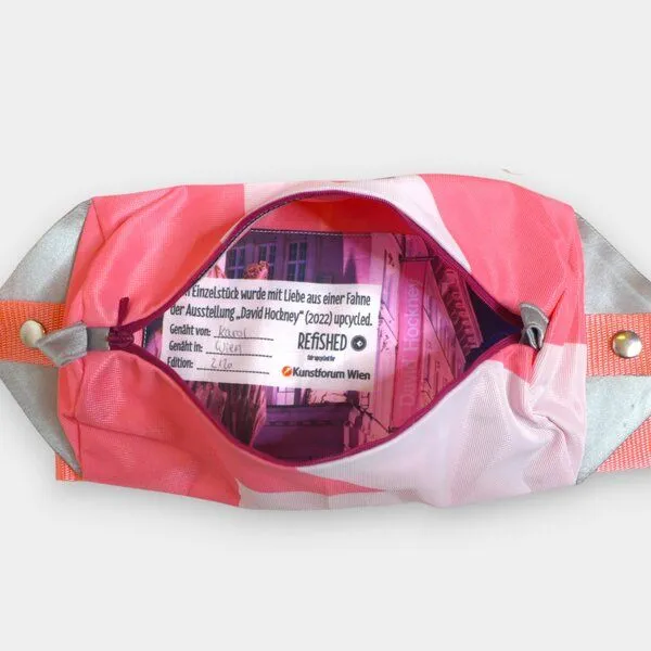 REFISHED fair fashion REFISHED fair fashion Bauchtasche 'BUM BAG' - upcycelte Fahnen, Hockney (pink), – Produktbild 3 von 3