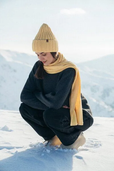 Kopyto Kopyto GULO - Strickmütze aus 100% Merinowolle RWS-zertifiziert Mütze mit breiter Rippenstruktur, Yellow, – Produktbild 3 von 4
