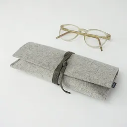 matilda k. manufaktur matilda k. manufaktur Brillenetui 'auguste' XL für breite Brillen aus Wollfilz hellgrau mit Lederband – Produktbild 1 von 1