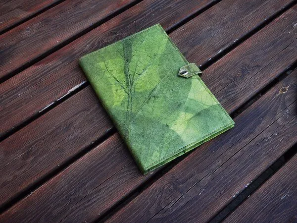 BY COPALA BY COPALA Notizbuch A5 unliniert, Nachhaltiges Journal aus echten Blättern, Tagebuch Blanko, Eco Friendly Sketchbook in grün, Geschenk für Sie & Ihn, Grün, – Produktbild 4 von 4
