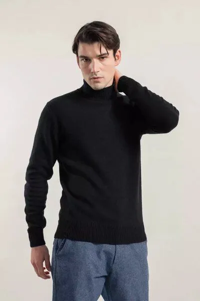 Rifò - Circular Fashion Made in Italy Rifò - Circular Fashion Made in Italy Stehkragenpullover aus recycteltem Kaschmir Modell: Clemente, Schwarz (black ardesia), – Produktbild 1 von 4