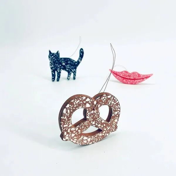 Objet Vague Objet Vague Weihnachtsschmuck | Weihnachtsnhänger | Terrazzo Brezel – Produktbild 2 von 2