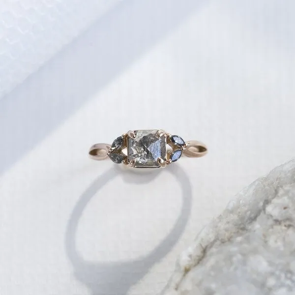 Eppi Eppi Ring mit einem Salt and Pepper Diamanten und Diamanten in Marquise-Form Sila – Produktbild 1 von 3