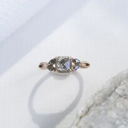 Eppi Eppi Ring mit einem Salt and Pepper Diamanten und Diamanten in Marquise-Form Sila – Produktbild 1 von 1