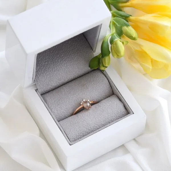 Eppi Eppi Perfekter Verlobungsring mit einem hellrosa Diamanten Zita, Gelb, – Produktbild 3 von 4