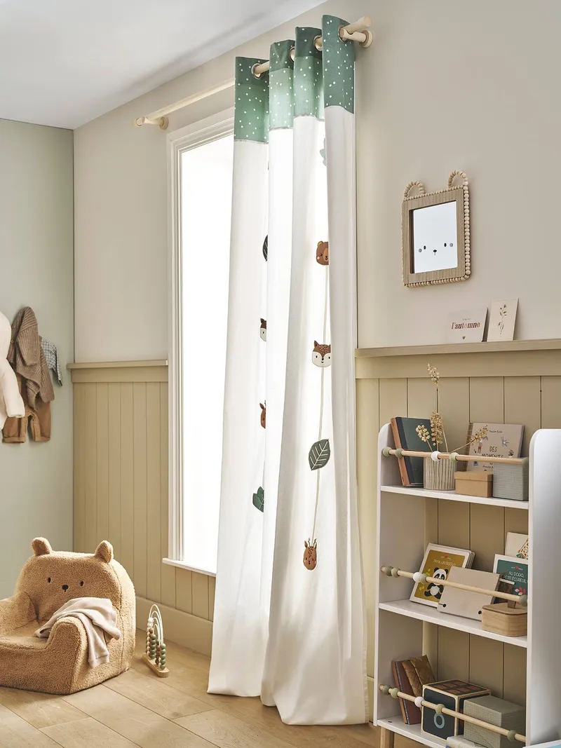 Vertbaudet Vorhang GRÜNER WALD mit Ösen & Girlande lichtdurchlässig halb Kinderzimmer salbei, Salbeigrün, – Produktbild 3 von 4