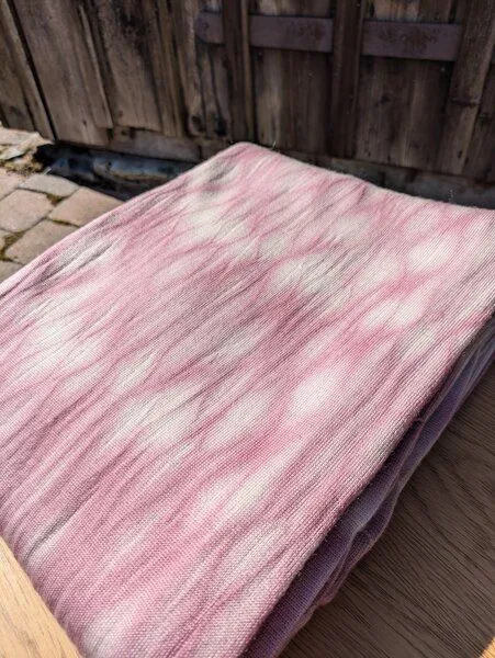Wooliie Wooliie Handgefertigte Babydecke aus 100 % Merinowolle – pflanzlich gefärbt, Rose rain (rosa), – Produktbild 3 von 3