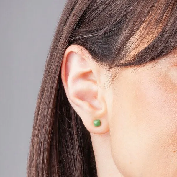 ALEXASCHA ALEXASCHA Winzige Ohrstecker aus recyceltem Glas 4mm, Lindgrün, – Produktbild 3 von 4