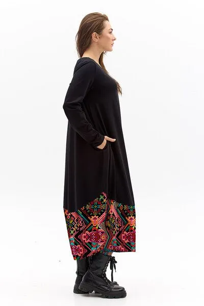 KOKOworld Kleid Tara – Maxikleid im „Ballon“-Stil – Langen Ärmeln – Seitliche Bänder zur Längenregulierung – Asymmetrische Nähte – Farbenfroher einzigartiger Print von KOKOworld – Fair produziert in Polen, Black telar (schwarz), – Produktbild 3 von 4