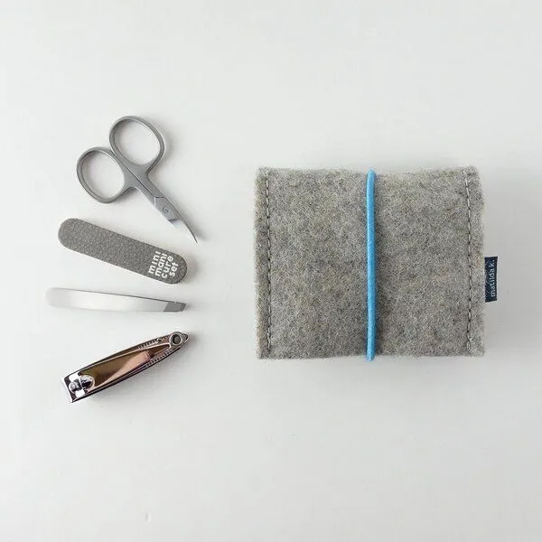 matilda k. manufaktur matilda k. manufaktur mini-maniküre-set 'jacob' (mit Nagelknipser) aus Wollfilz mit Rundgummi-Verschluß in vielen Farben, Hellgrau, – Produktbild 4 von 8
