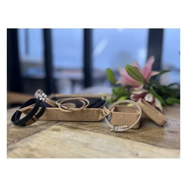 Kork-Deko Kork-Deko Korkarmband mit Blumen-Applikation – vegan, handgefertigt, nachhaltig & verstellbar – Produktbild 5 von 5