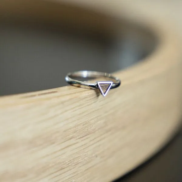 BeWooden BeWooden Ring mit Holzdetails - Motiv Dreieck, Lini, – Produktbild 4 von 4