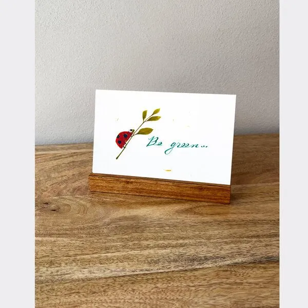Sundara Sundara Geschenkset Kartenständer + Grußkarte BE GREEN – Produktbild 2 von 4