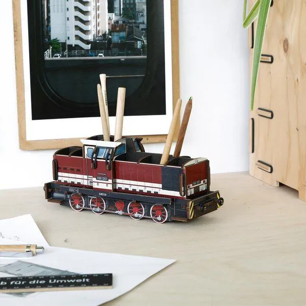 WERKHAUS WERKHAUS Stiftebox Diesellok V60 rot – Produktbild 2 von 4