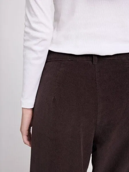 Mazine Mazine Damen "Pleated" Cordhose aus 99% Bio-Baumwolle und 1% Elasthan, Dark chocolate (braun), – Produktbild 4 von 4